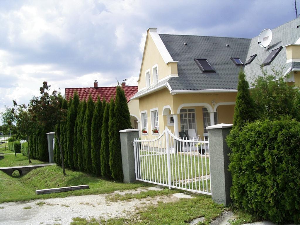 Pacsirta Apartman Lenti Exteriör bild